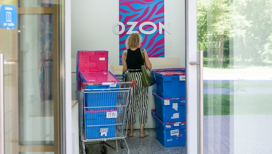    Покупательница в пункте выдачи заказов Ozon. Автор фото: Михаил Тихонов / "Деловой Петербург"