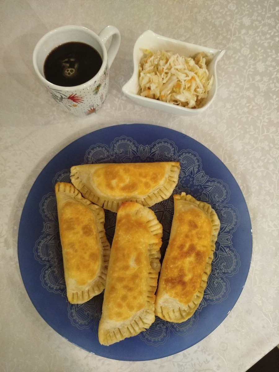 мой завтрак: цикорий, квашеная капуста без соли и чебуреки хпн.