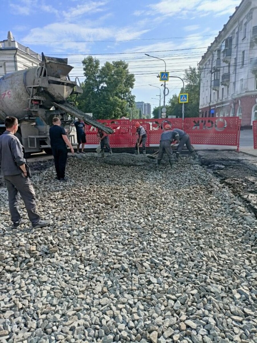    Начали бетонировать участок дороги на проспекте Ленина. Источник: Администрация Барнаула