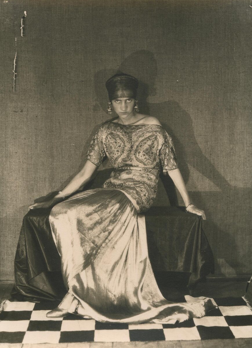 Пэгги Гуггенхайм, фото Ман Рея, вероятно, 1924 года. 