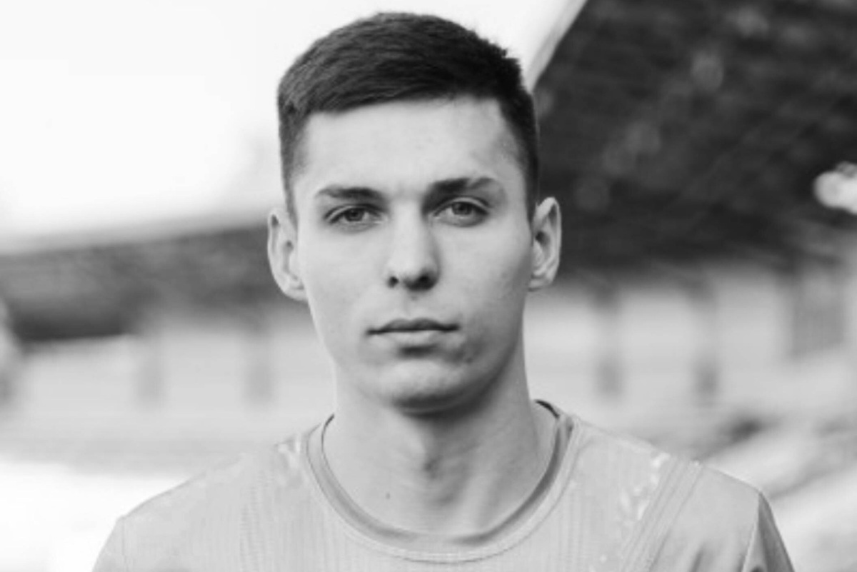     Умер во время матча в Подмосковье 26-летний футболист Артем Калмыков