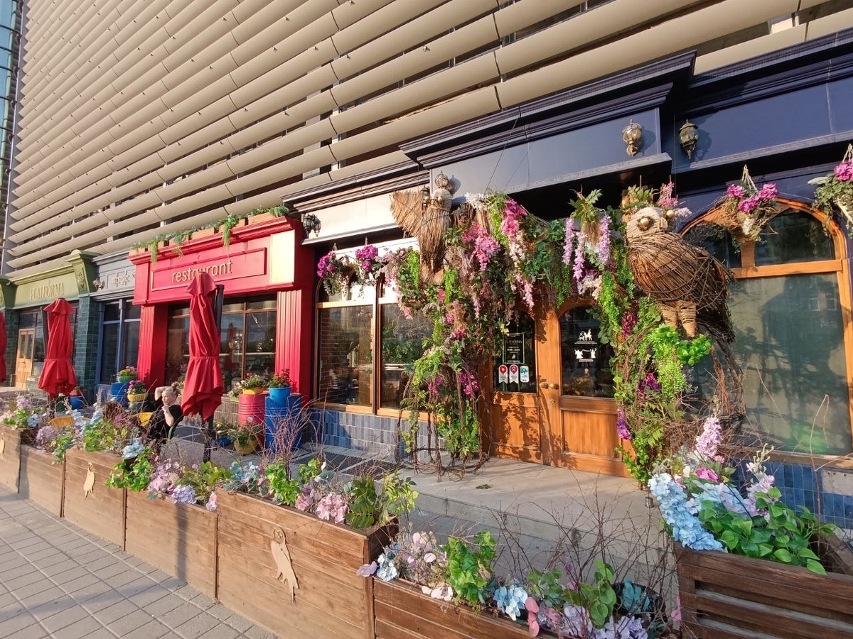 Так кафе выглядит снаружи. Над ним - автостоянка в несколько этажей.