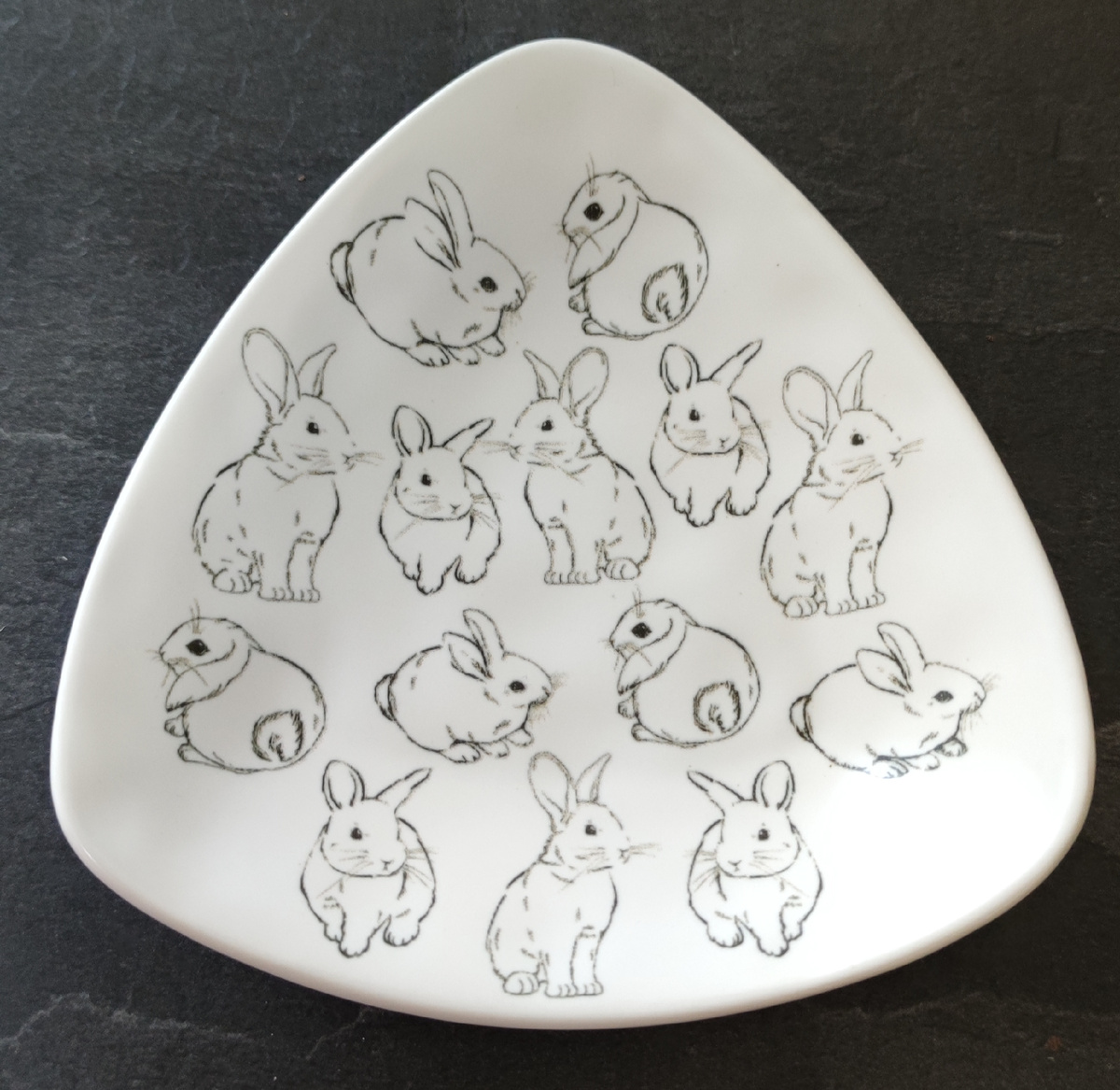 В одном из комиссионных магазинов Спасибо купила такую тарелочку с милыми зайками. Производитель Simaland. 