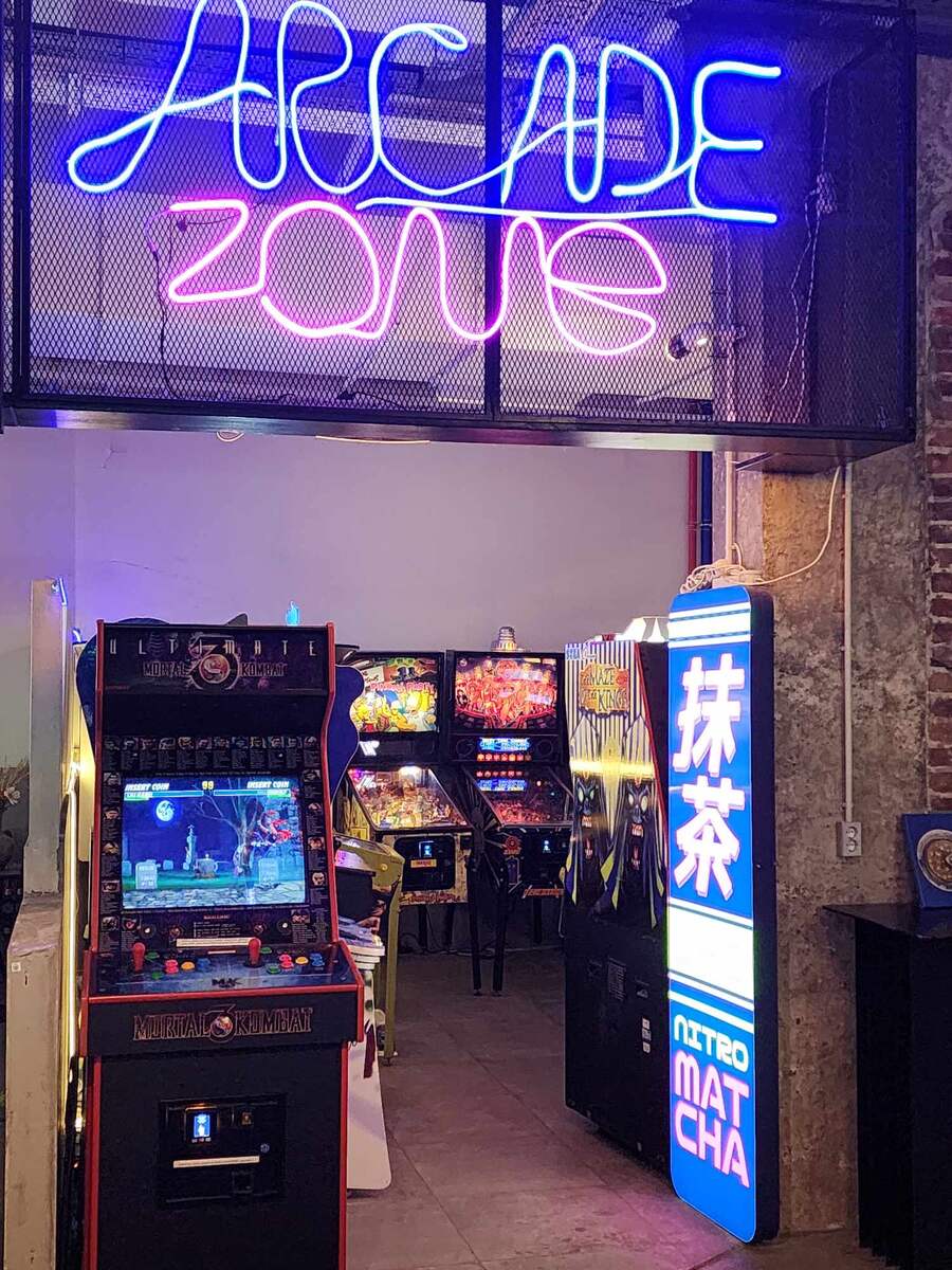 Игровая зона со старыми автоматами, можно в МК знатно зарубиться. 