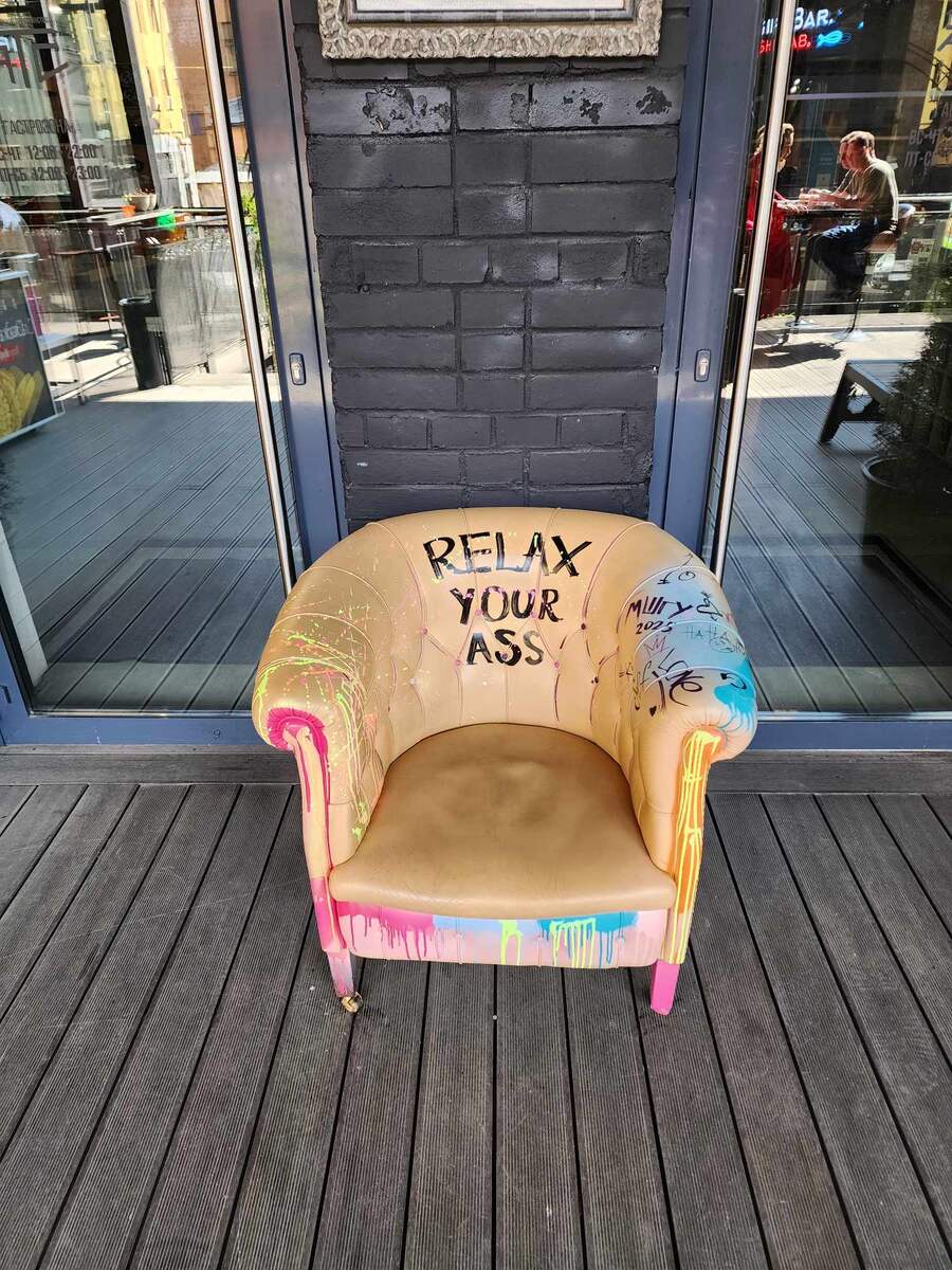 Прям на входе, ты еще не успел устать, а тебе уже предлагают отдохнуть 🤣. 