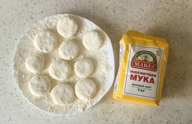 Сырники готовы отправиться на сковороду