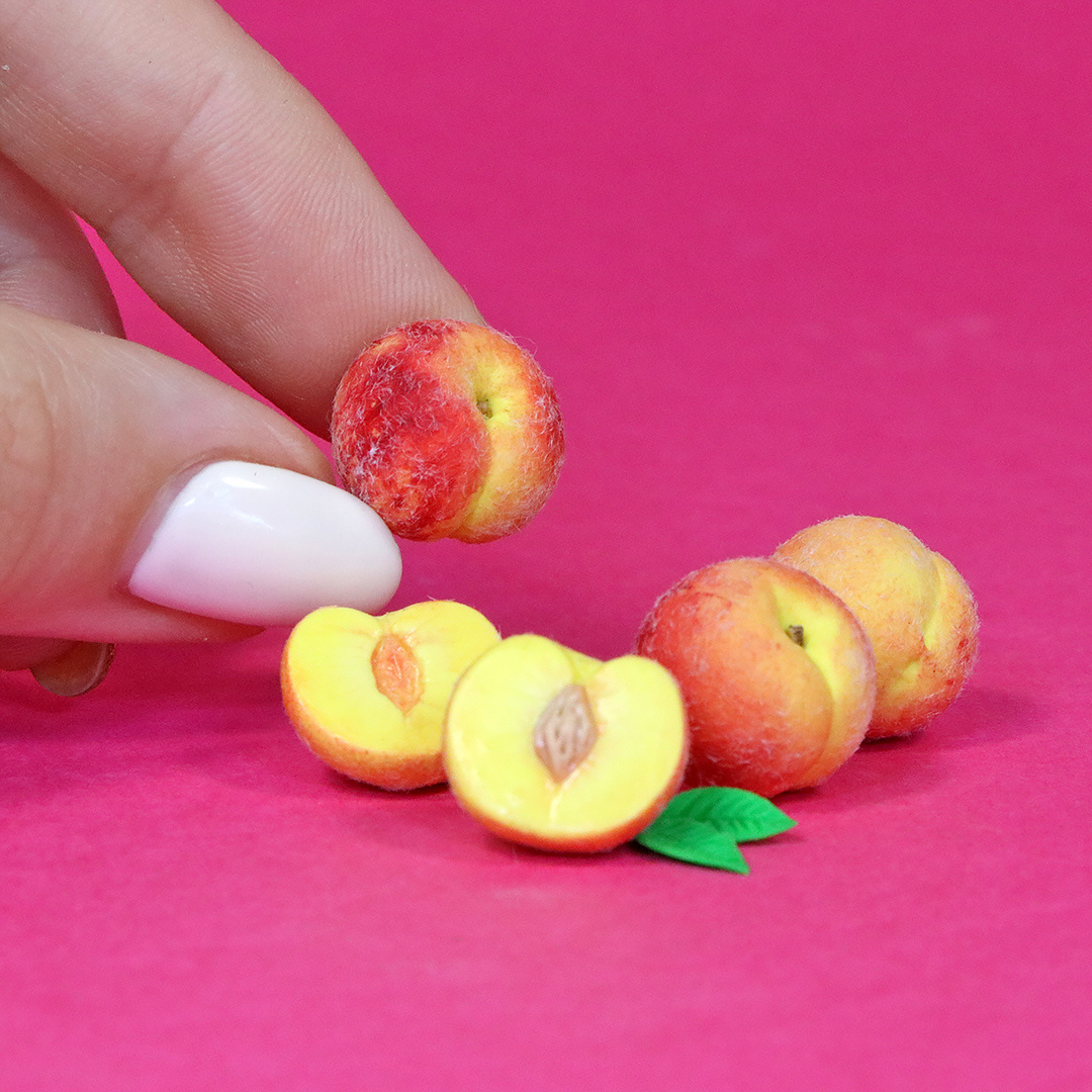 Персики из полимерной глины