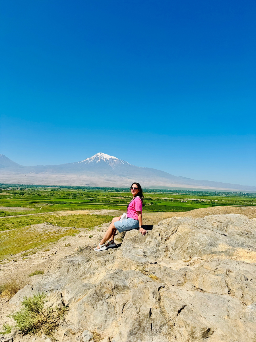 Это я, автор канала, на фоне горы Арарат