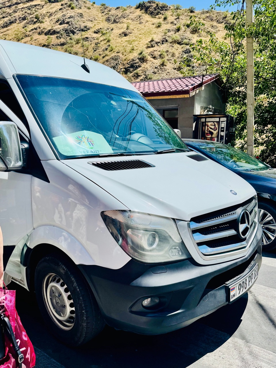 Наш экскурсионный трансфер на время экскурсии. Логотип на лобовом стекле - это название турагентства