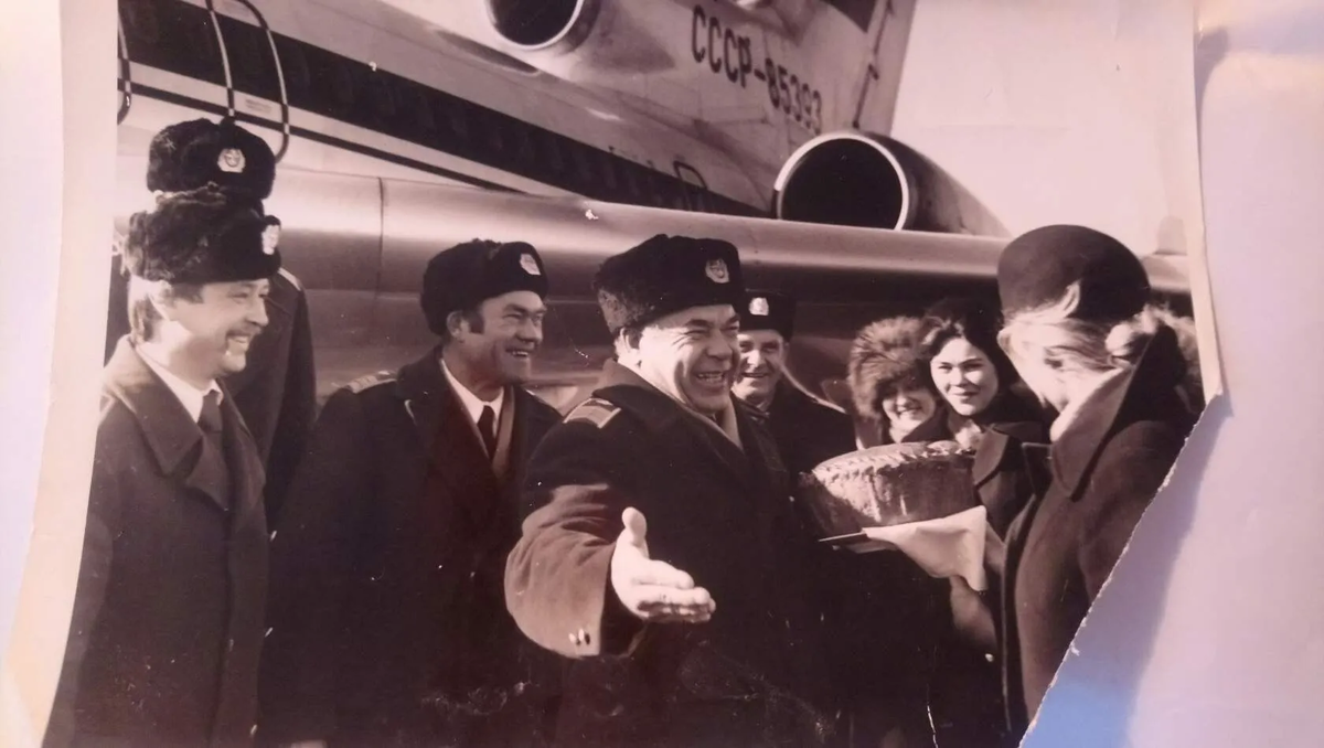 Экипаж 209-го Минераловодского авиаотряда на фоне самолёта ТУ-154Б-2 СССР-85393 в ставропольском аэропорту, март 1981 г.