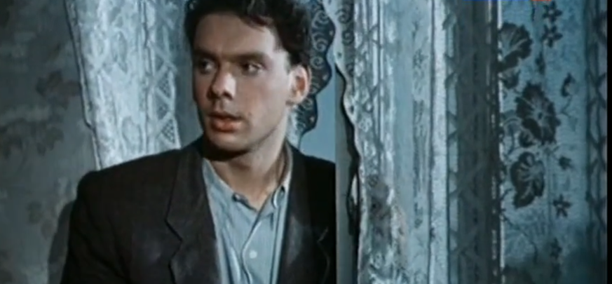 Всегда расстегнута верхняя пуговица