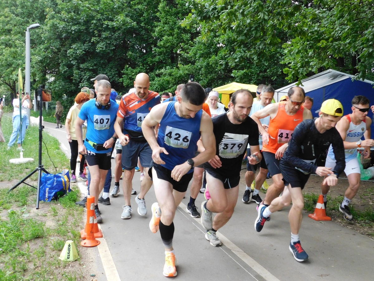 Старт! В первых шеренгах победители дистанций на 5 и 10 км.  Фото с сайта https://begisveterkom.ru/ 