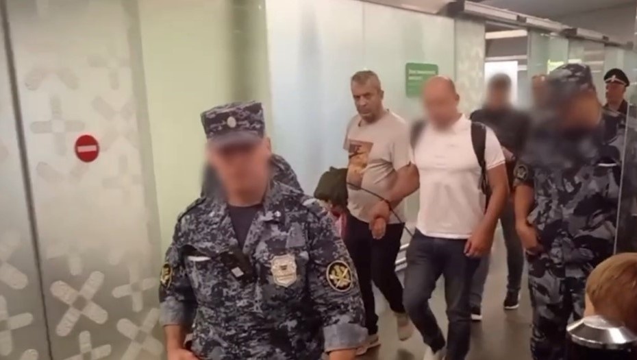    Экстрадиция в Россию гражданина Ливана Джозефа Адчити, обвиняемого в контрабанде крупных партий наркотиков через порт Петербурга, июнь 2025 года. Снимок с видео, максимально возможное качество. Автор фото: РЕН-ТВ / Генпрокуратура РФ