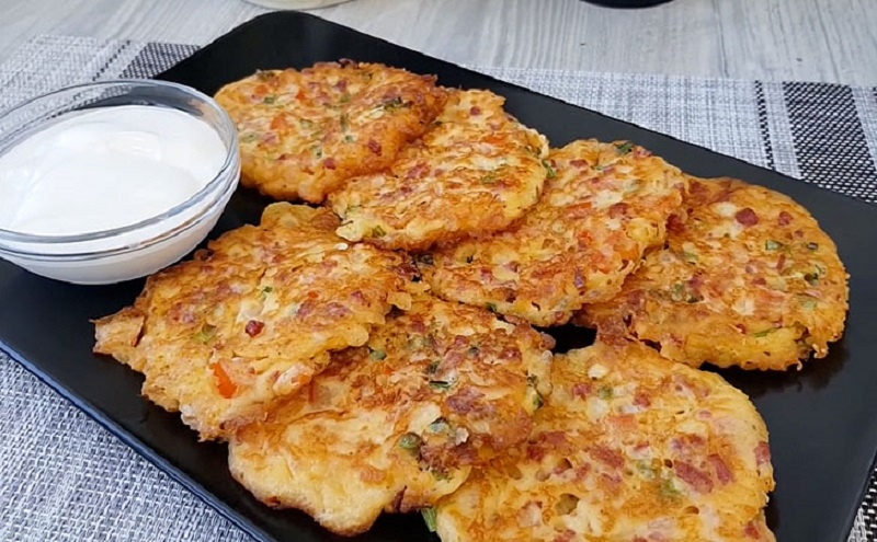 Вкуснейшие оладьи с сыром, колбасой и помидорами