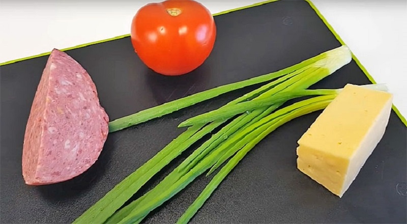Вкуснейшие оладьи с сыром, колбасой и помидорами