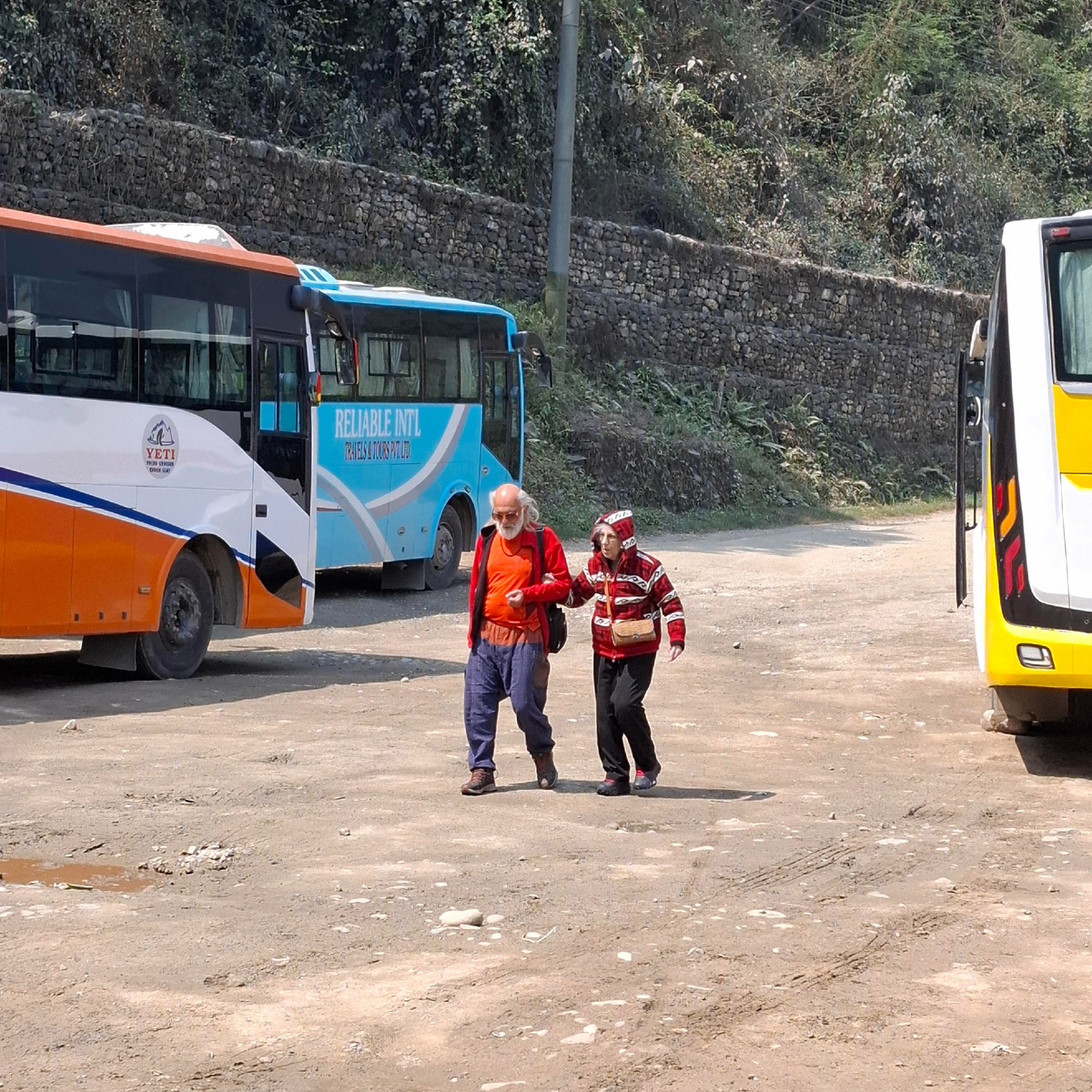 Нет, это не мы. Но тоже туристы, путешестующие по Непалу на автобусах. Фото автора.