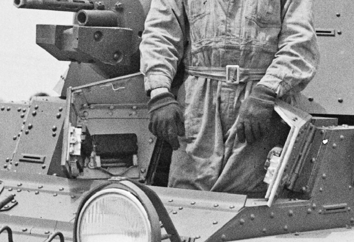 Вполне приличные смотровые приборы, которые ставились в начале 30-х годов на американские колесно-гусеничные танки. На снимке стеклоблоки не стоят, но они ставились снизу. 