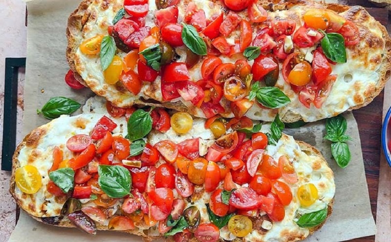 Вкус Италии дома: ресторанная брускетта с чесноком, помидорами и сыром