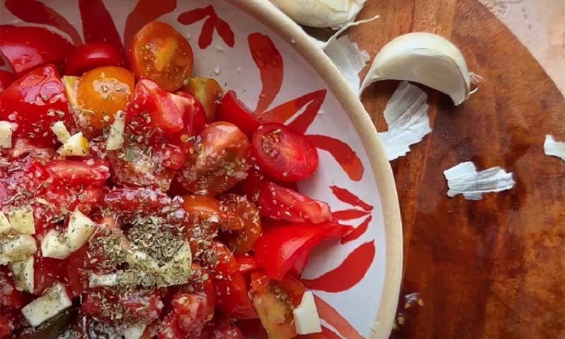 Вкус Италии дома: ресторанная брускетта с чесноком, помидорами и сыром