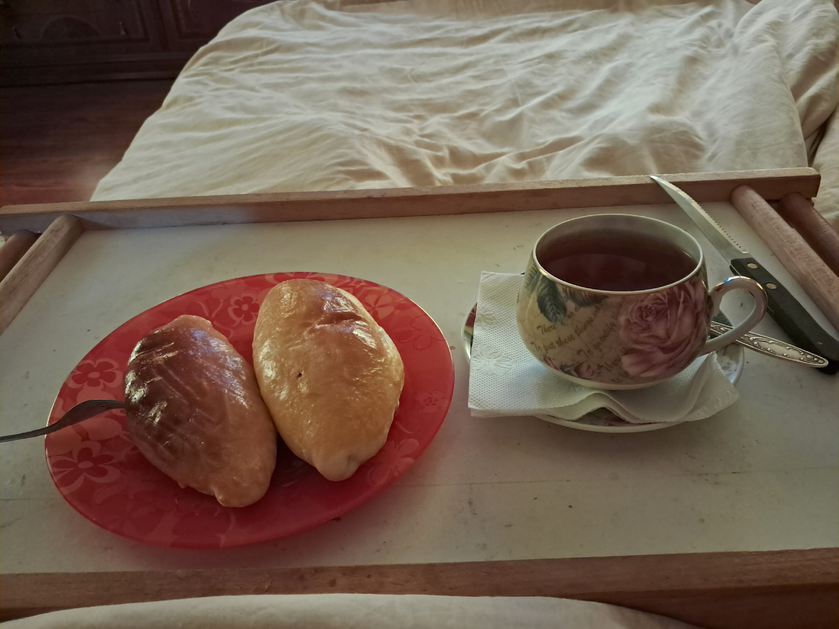 Завтрак в постель с пылу-с жару. Вкусные пирожки испекла наша Жужа