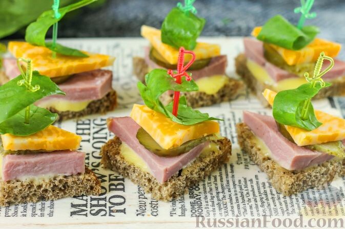 хлеб ржаной, сыр, ветчина, майонез, огурцы маринованные, шпинат