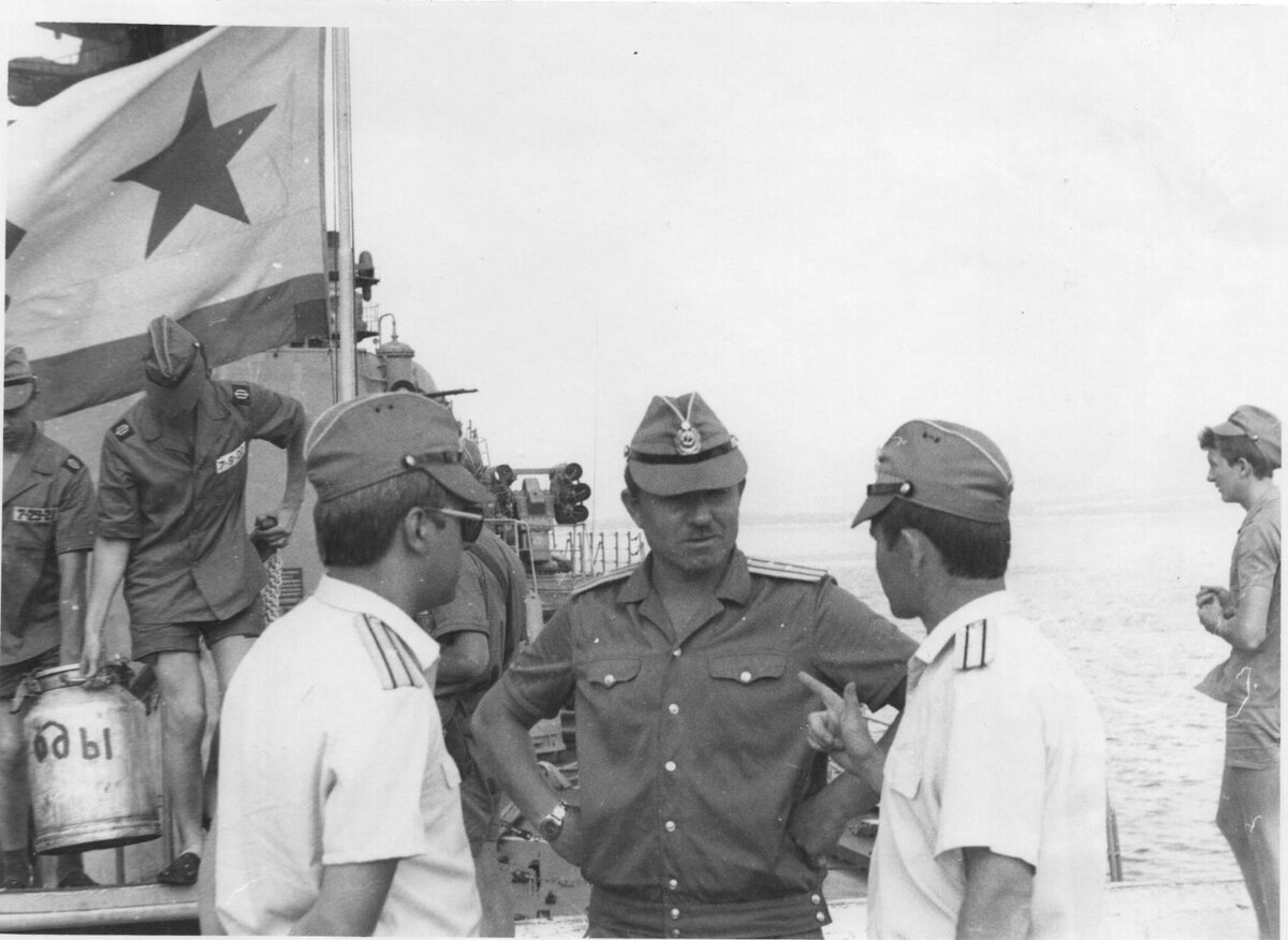 В центре : Старпом капитан 3 ранга Овсейчук Александр Николаевич