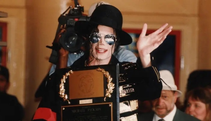 Вскрытие Майкла Джекона показало, что на момент смерти на его теле были синяки.