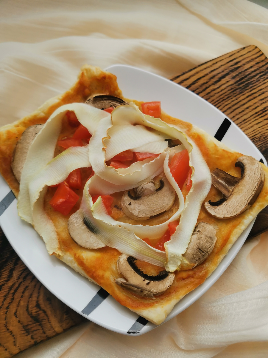 Пицца с хумусом, кабачком и шампиньонами