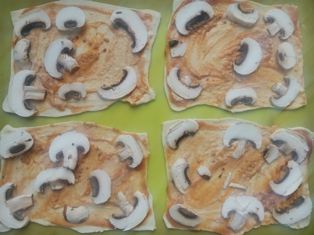 Выкладываем шампиньоны на тесто с хумусом