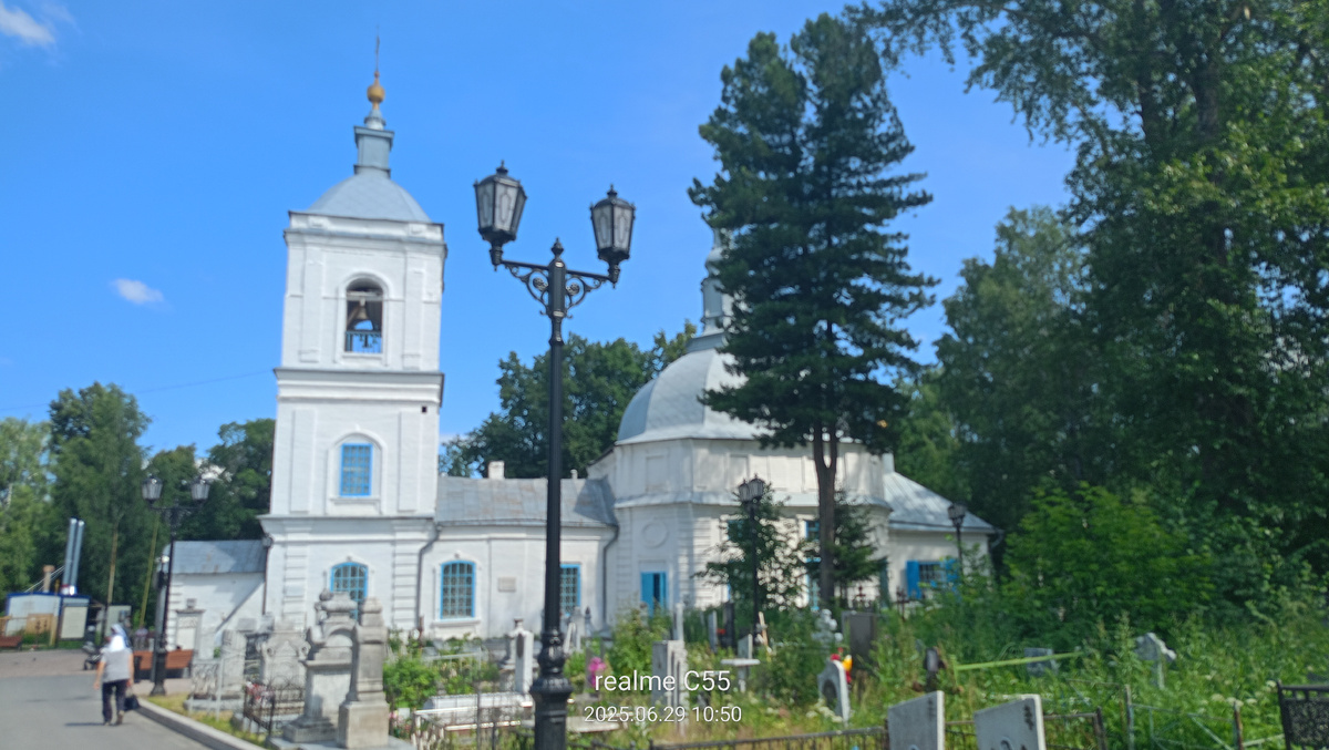 Такой Храм на Завальном кладбище, где похоронены декабристы. Церковь семи отроков 1776 года постройки. И о ней тоже расскажу потом