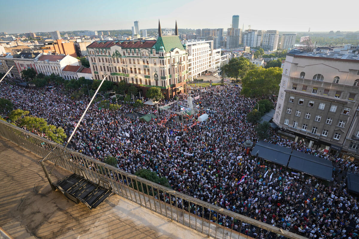 Протестующие в Сербии
