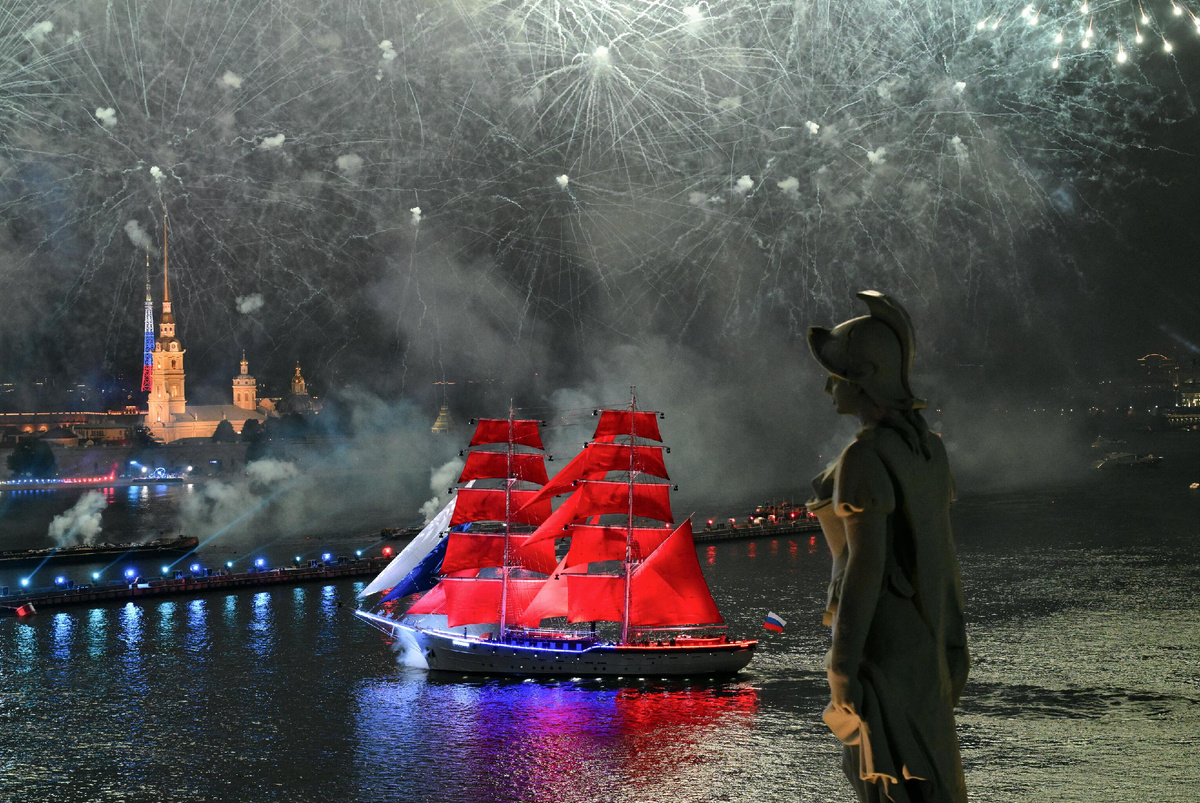 Бриг "Россия" на реке Неве во время праздника выпускников "Алые паруса" в Санкт-Петербурге