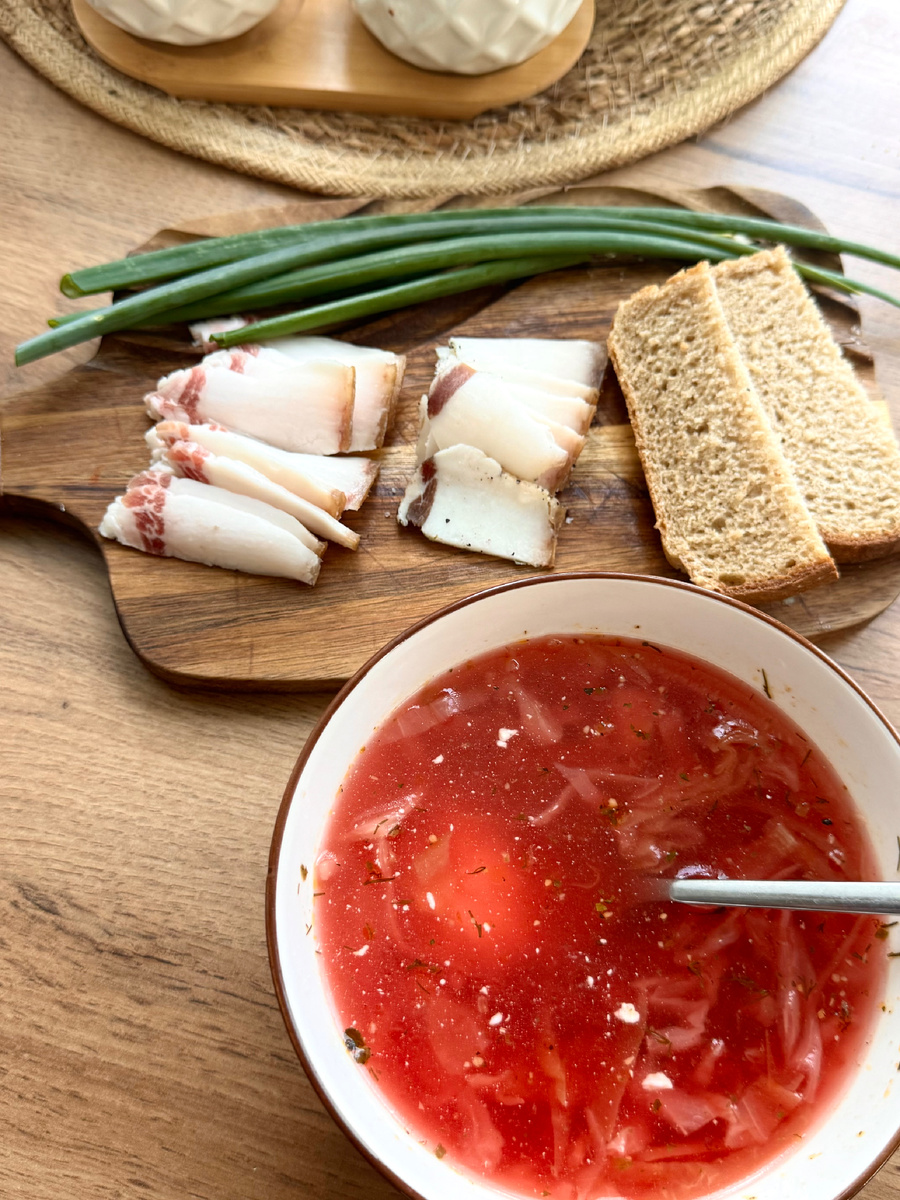 Обожаю красный борщ с салом и лучком вприкуску 