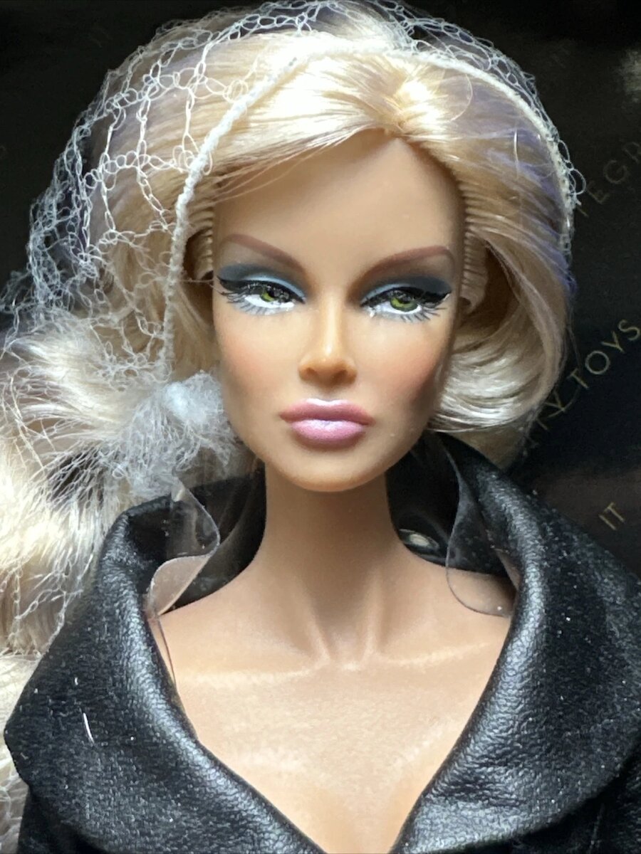 2013 Integrity Toys Fashion Royalty Irresistible Dania Zarr W Club Event Doll. Фото с eBay.com