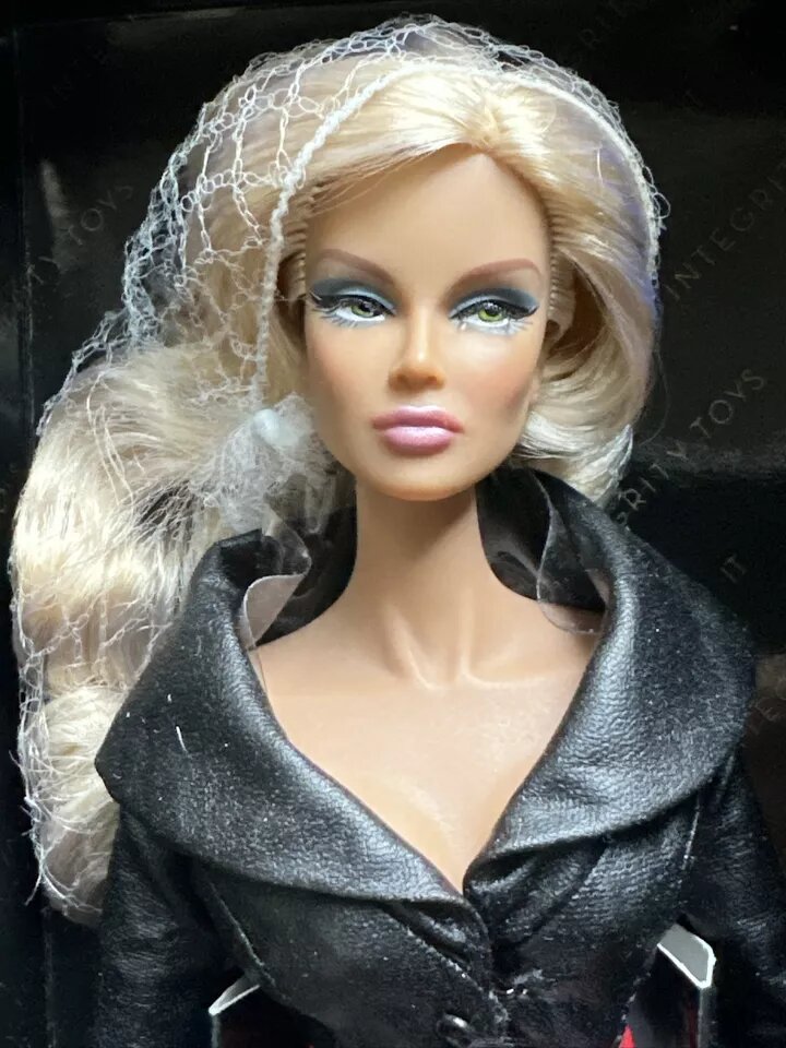 2013 Integrity Toys Fashion Royalty Irresistible Dania Zarr W Club Event Doll. Фото с eBay.com