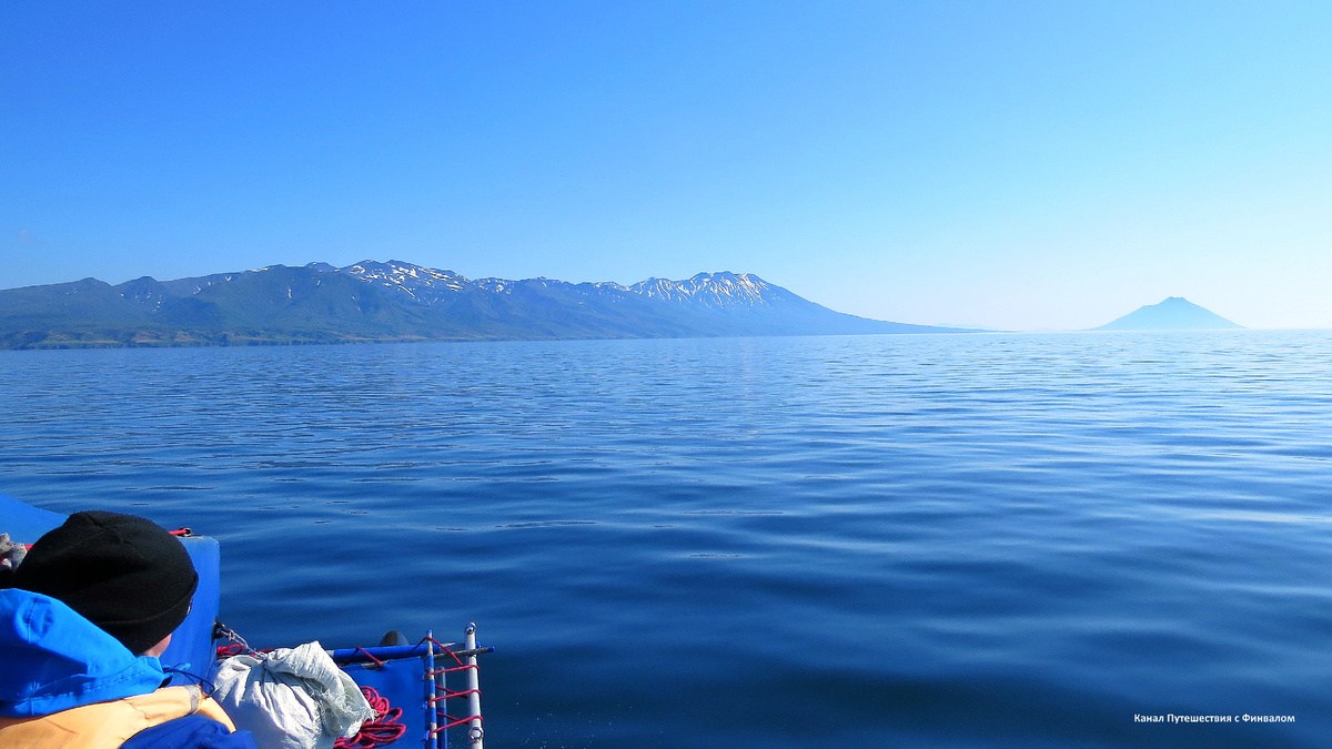 Хребет Богатырь и вулкан Атсонупури. (справа)
