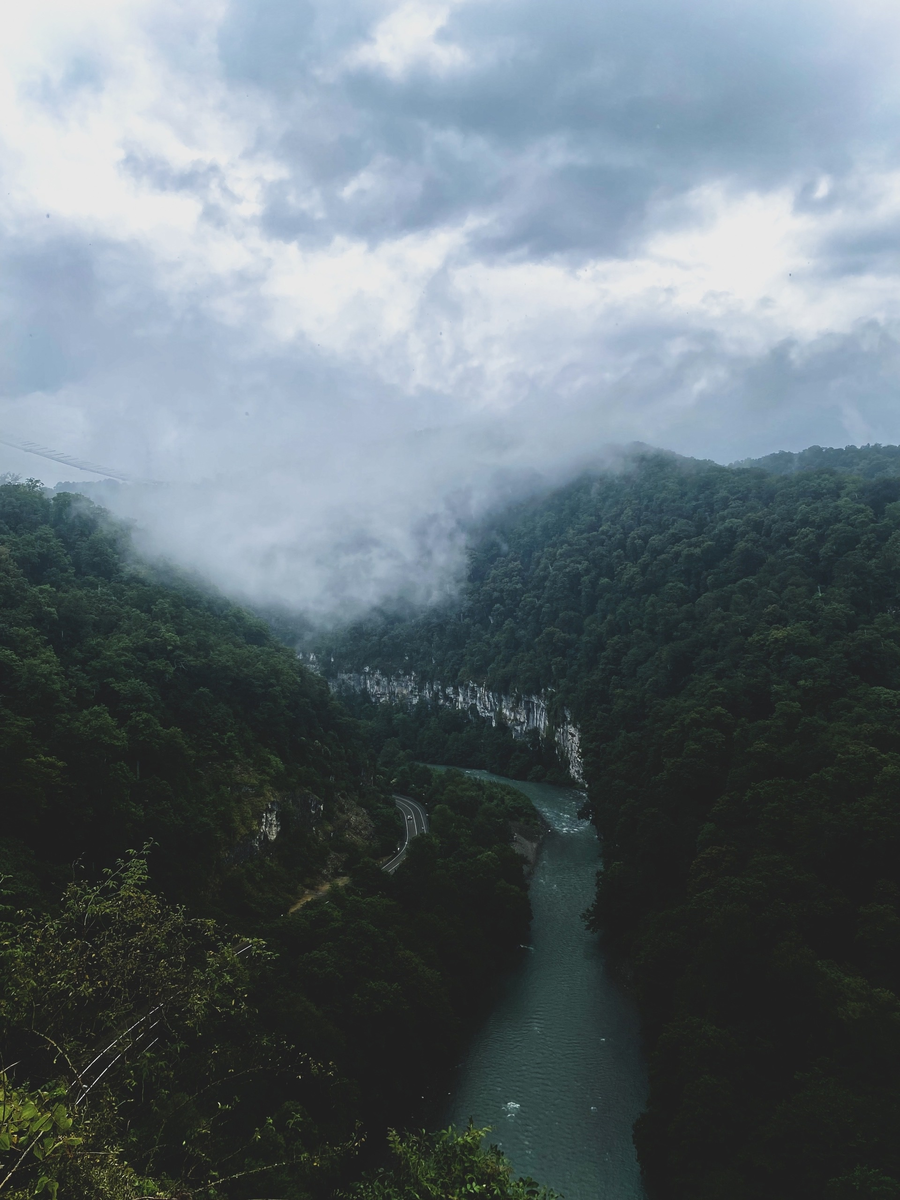 Захватывающий вид на горы и реку