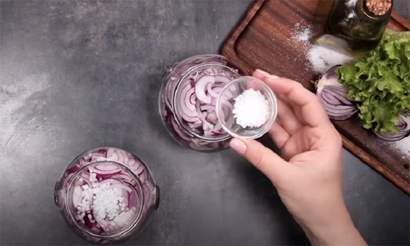Маринованный лук без горечи: быстрый способ для зимы и к любому мясу