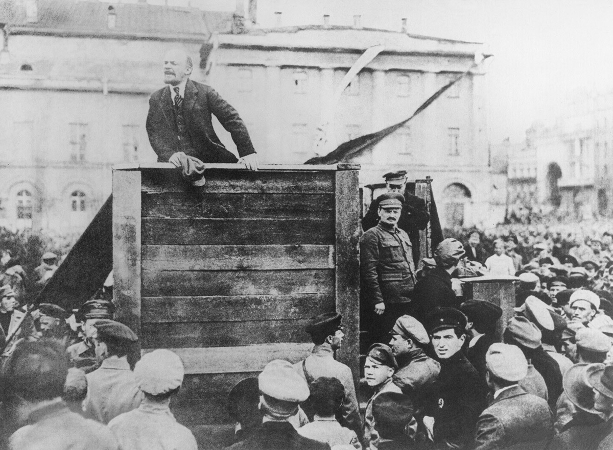 Фото открытых источников. Представитель мировых бизнес-кланов стоит у трибуны скромно