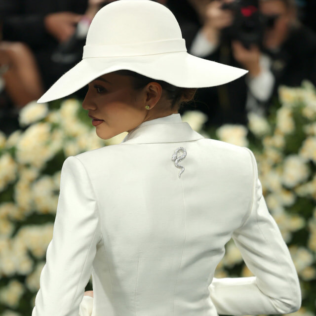 Зендая в надетой на спину бриллиантовой броши Bvlgari