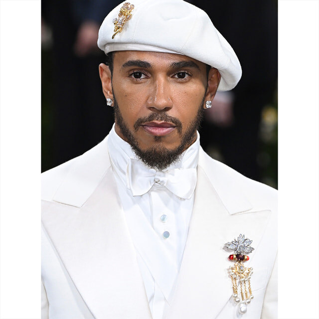 Льюис Хэмилтон в драгоценной броши Wales Bonner, созданной в коллаборации со Snow Diamonds