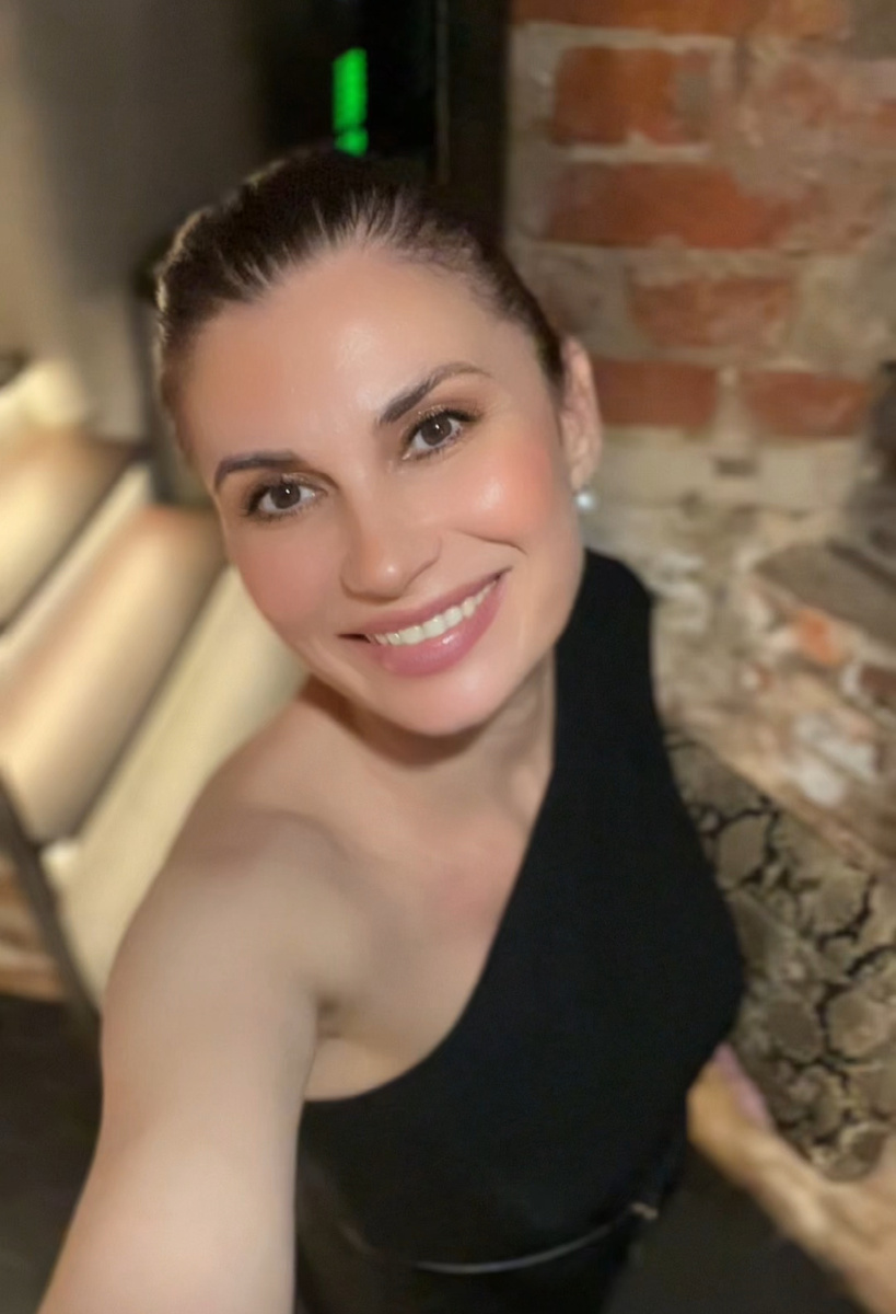 Нарцисс гонится за ускользающей молодостью и красотой, так как думает что утратив внешнюю привлекательность, ОН ПЕРЕСТАНЕТ СУЩЕСТВОВАТЬ. Оба пола подвержены панике, но женщины, которые привыкли монетизировать свою внешность – особенно. Их итак непростой характер и вовсе становится скверным и невыносимым. Придирки к подругам, дочерям, внезапные нападки на них, со временем становятся все агрессивнее, что ведет к одиночеству. Их искаженное злостью лицо, тревога в бегающих глазах, напряженность во всем теле становится невыносимой для окружающих и они предпочитают минимизировать контакты или вовсе прекратить их