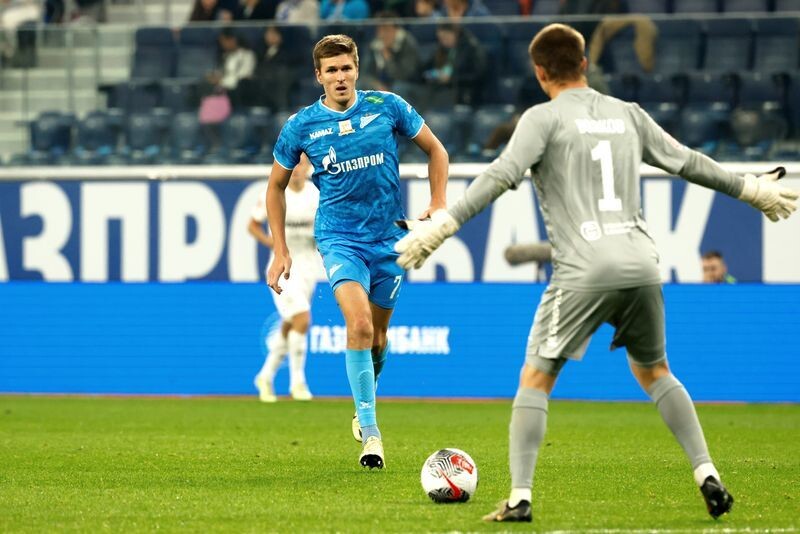    Игрок ФК «Зенит» Александр Соболев и вратарь ФК «Акрон» Сергей Волков (слева направо) во время матча / Источник: © ИЗВЕСТИЯ/Владимир Бланк