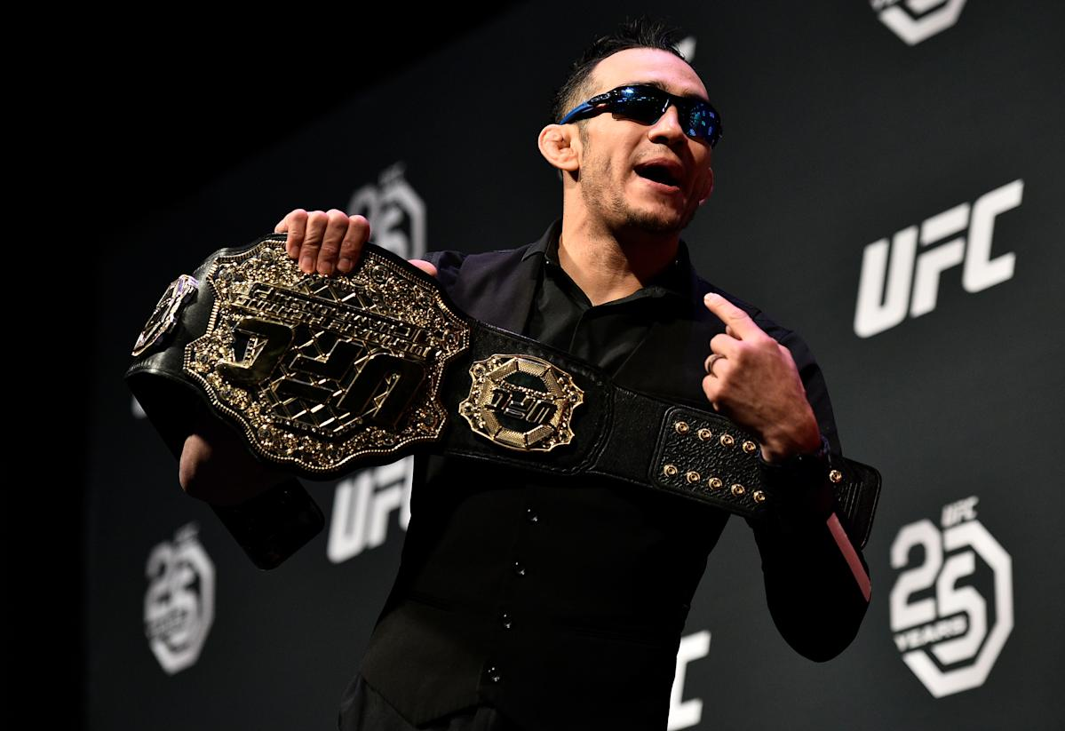 Тони Фергюсон насмехается над Хабибом Нурмагомедовым во время турнира UFC в TD Garden 19 января 2018 года в Бостоне, штат Массачусетс.