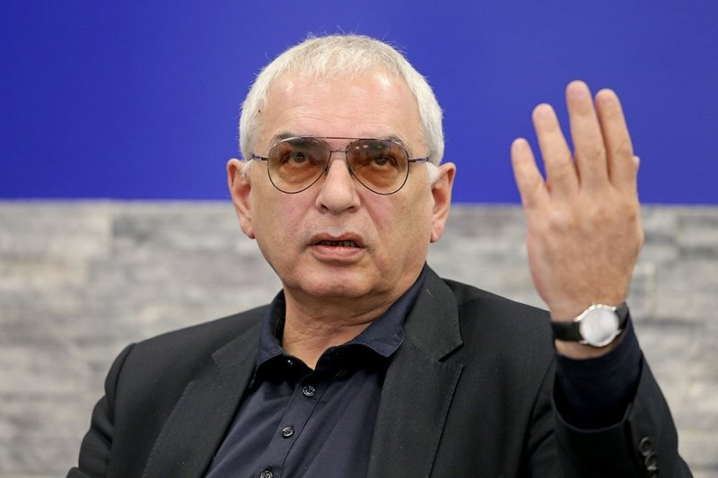 Фото из открытых источников интернета Директор Мосфильма Карен Шахназаров, но знает и разбирается во всём, в экономике мировой и отечественной, в политике и в геополитике. Кино давно не снимает, разве "Анна Каренина" с госпожой Боярской в главной роли.... ужас