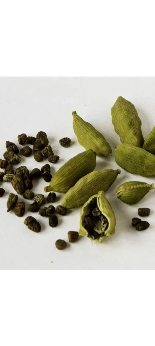 так выглядят зернышки кардамона с коробочкой