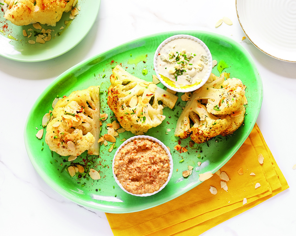 Запеченная цветная капуста с двумя соусами