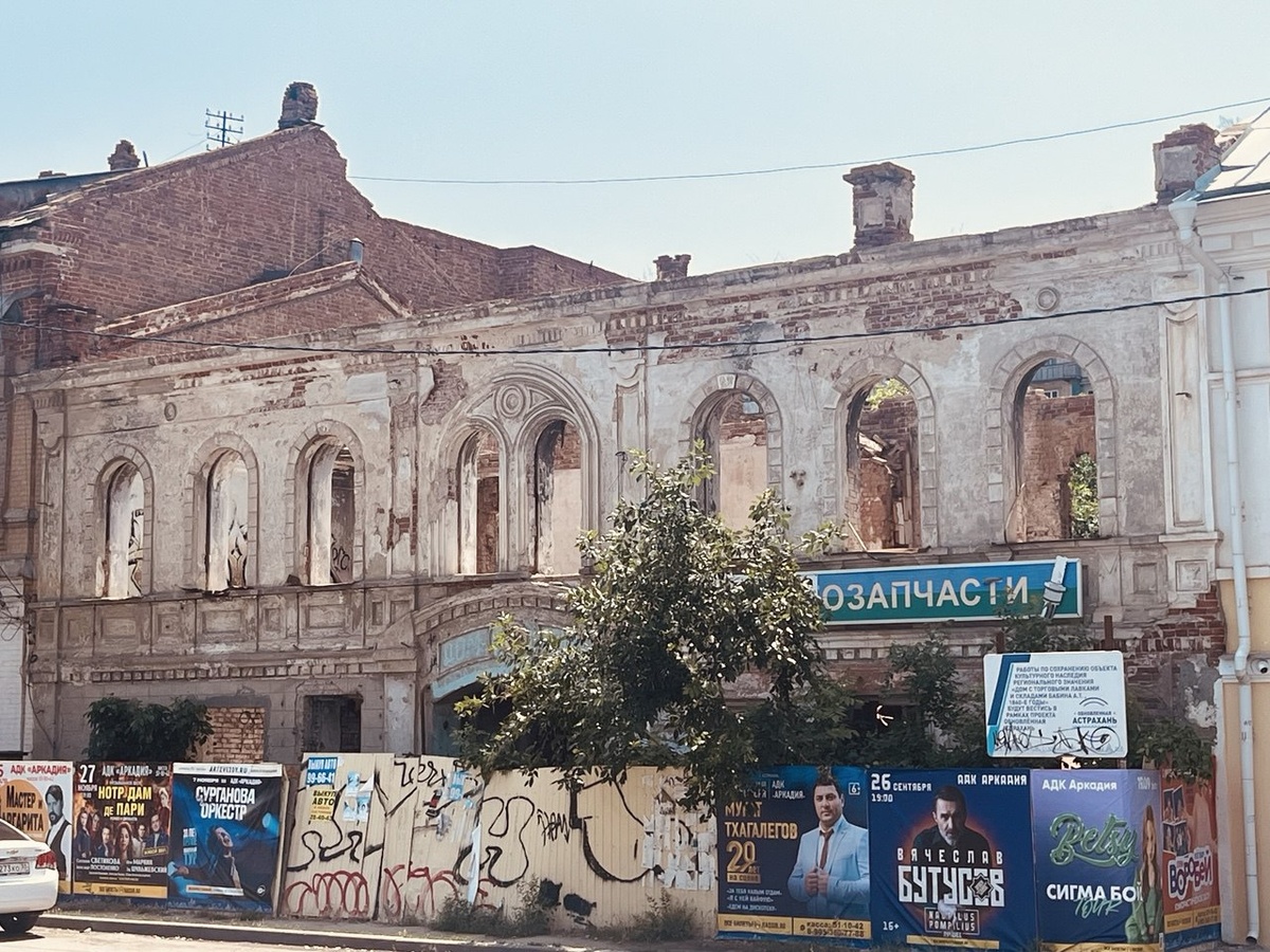 А вот печальное текущее состояние дома... вернее того, что от него осталось