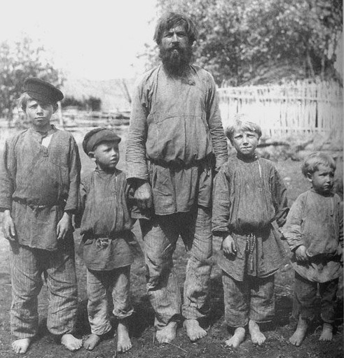 Крестьянин с сыновьями. Рязанская губерния, 1910. Источник: kulturologia.ru