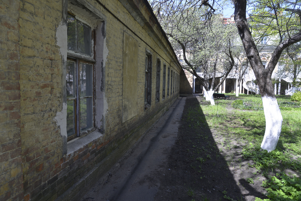 Здание кегельбана в Демидовской усадьбе. Фотография А. Ю. Новикова. 2023